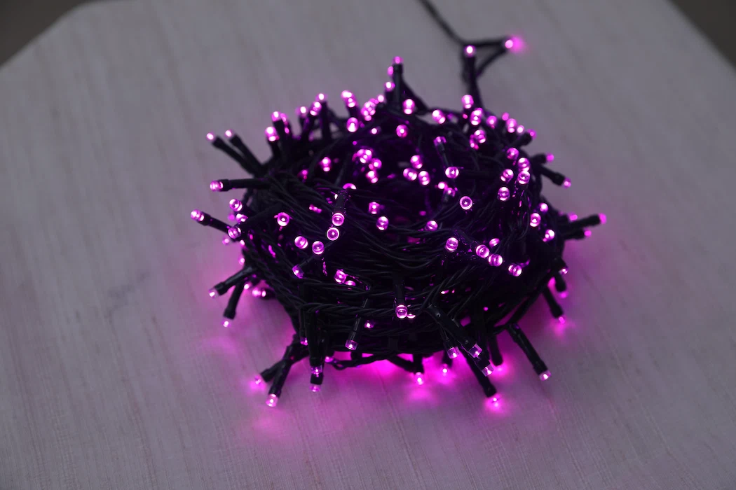 V5 string lights, dark green with rose red trim